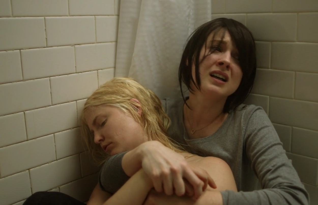 Whitney Able alle prese con uno spaventoso blackout in Dark, prodotto da Joe Dante