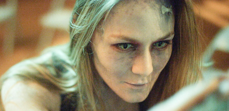 Louisa Krause alle prese con un gruppo di sostegno per persone possedute in Ava’s Possessions
