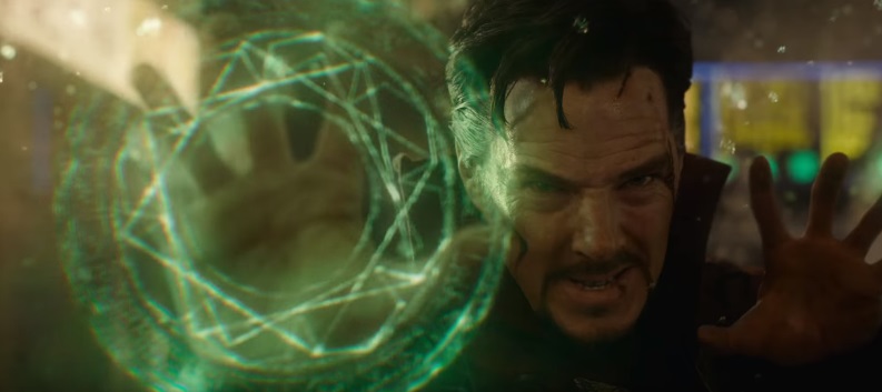 Doctor Strange: Benedict Cumberbatch studia da stregone nel nuovo trailer