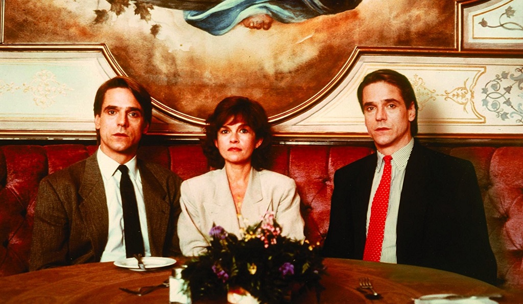 Jeremy Irons and Geneviève Bujold in Dead Ringers (1988) inseparabili