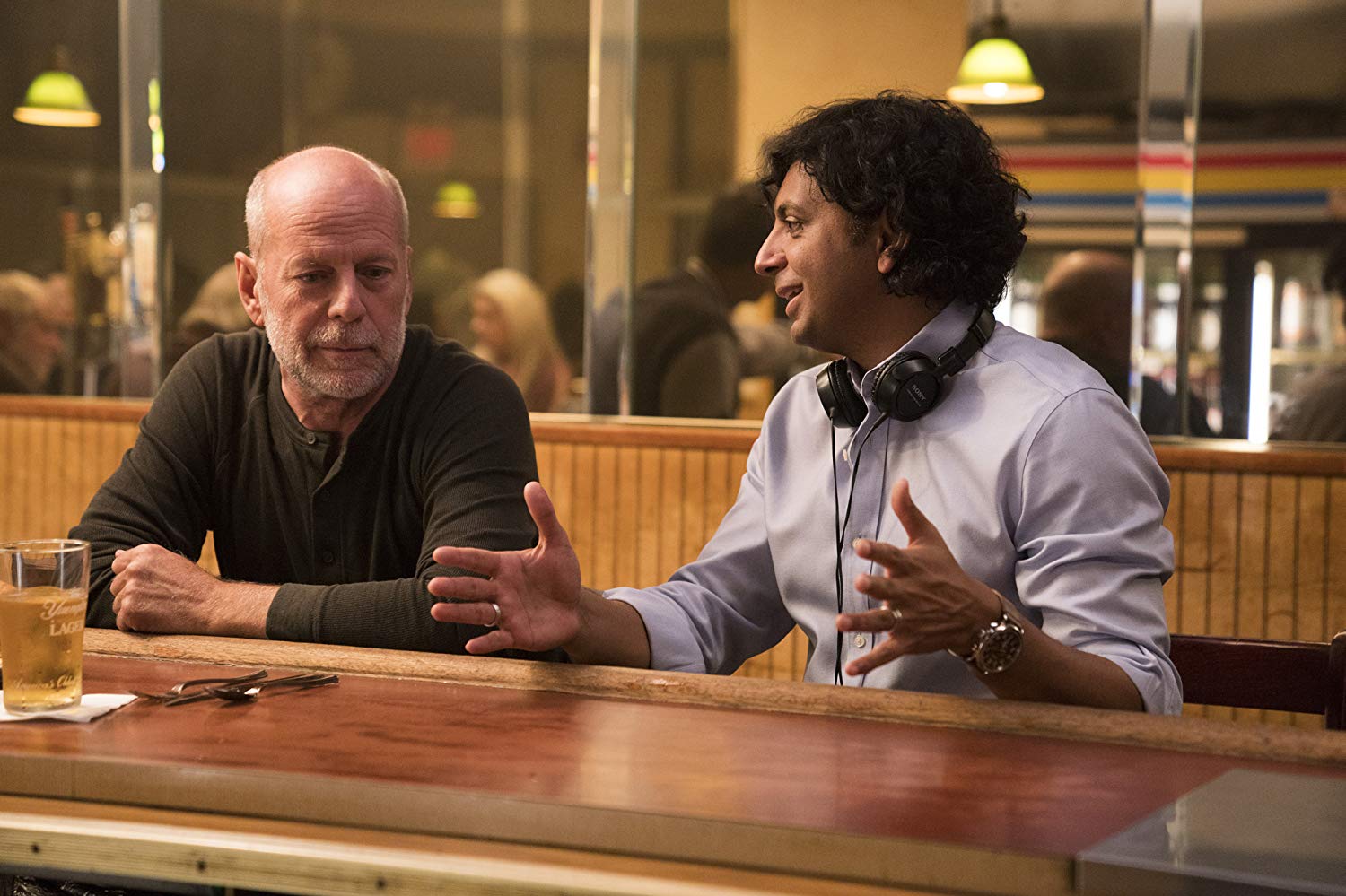 Bruce Willis and M. Night Shyamalan in Glass (2019)