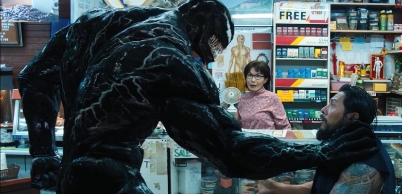 Venom (2018): la recensione del film di Ruben Fleischer Tom Hardy, Peggy Lu, and Sam Medina in Venom (2018)