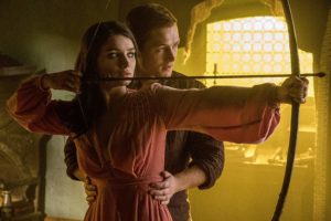 Eve Hewson and Taron Egerton in Robin Hood l'origine della leggenda (2018)