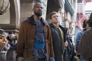 Jamie Foxx and Taron Egerton in Robin Hood l'origine della leggenda (2018)