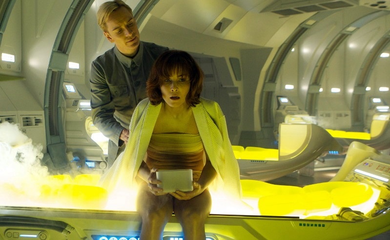 Noomi Rapace e Michael Fassbender in Prometheus (2012)