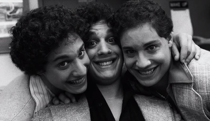 THREE IDENTICAL STRANGERS documentario