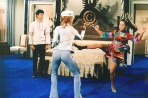 bruce lee e sharon tate set combattimento