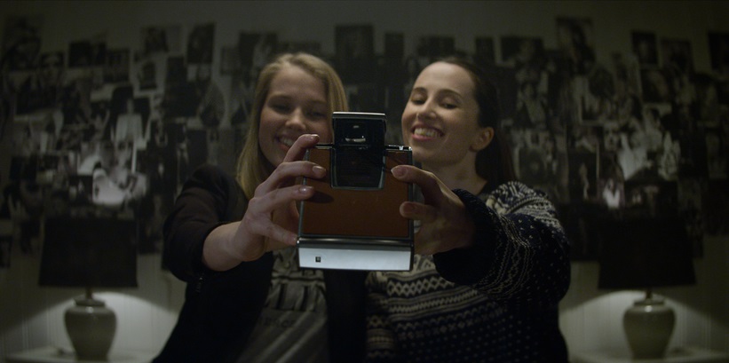 Priscilla Quintana e Erika Prevost in Polaroid (2019)