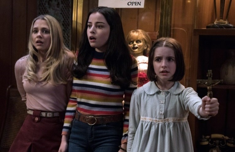 Annabelle 3: la recensione del film di Gary Dauberman infarcito di demoni Katie Sarife, Mckenna Grace e Madison Iseman in Annabelle 3 film