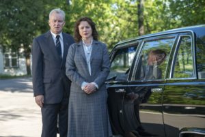 Stellan Skarsgård e Emily Watson in Chernobyl (2019)