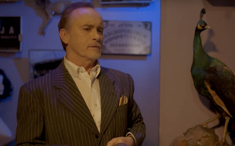 Trailer per Holiday Hell: Jeffrey Combs negoziante demoniaco nelell’antologia horror