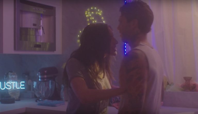 Bella Thorne Her And Him Streaming Trailer per Her & Him, thriller hard diretto da Bella Thorne per