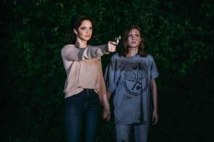 Hayley Griffith e Ruby Modine in Satanic Panic (2019)