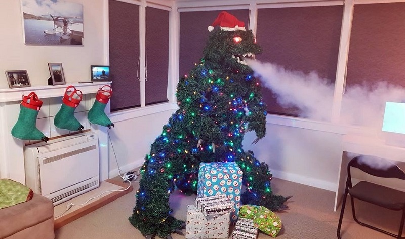 L Albero Di Natale.Treezilla E L Albero Di Natale Di Godzilla Che Sputa Fumo E Si Illumina Il Cineocchio