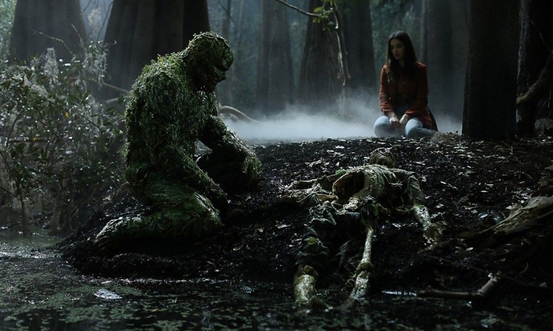 Derek Mears e Crystal Reed in Swamp Thing (2019) serie