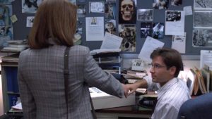 Gillian Anderson e David Duchovny in pilot X Files (1993)