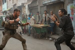 Randeep Hooda e Chris Hemsworth in Tyler Rake - Extraction (2020)