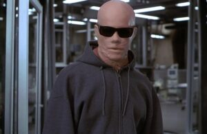Kevin Bacon in L'uomo senza ombra (2000)