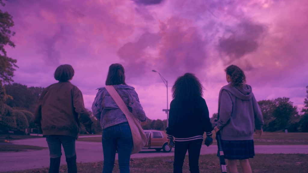 Paper Girls: 8 immagini e data di uscita per la serie sci-fi che adatta Brian K. Vaughan (su Prime Video) PaperGirls_101_ Sofia Rosinsky as Mac Coyle, Riley Lai Nelet as Erin Tieng, Camryn Jones as Tiffany Quilkin, Fina Strazza as KJ Brandman