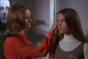 Claudine Auger e Barbara Bach in La tarantola dal ventre nero (1971)