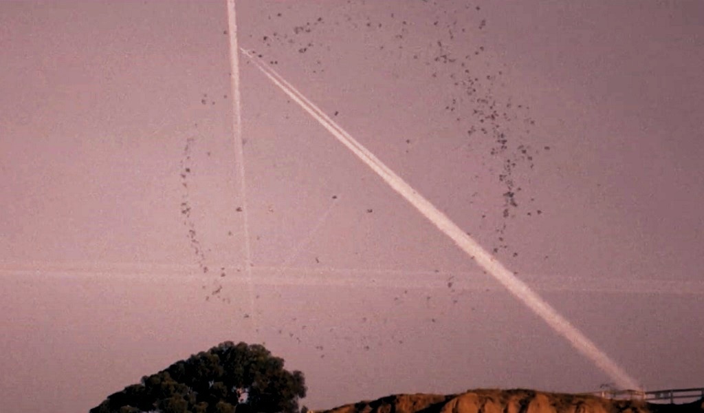 Teaser per Something in the Dirt: segni ultraterreni nel cielo di Benson e Moorhead