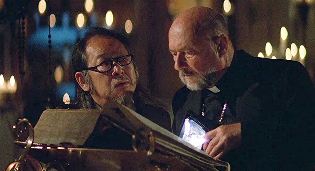 Donald Pleasence e Victor Wong in Il signore del male (1987)