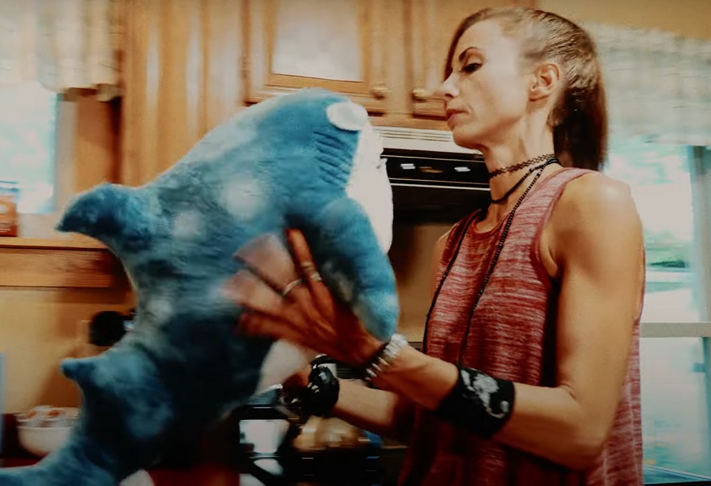 Trailer per Doll Shark: uno squalo di peluche è animato da uno spirito malvagio doll shark film 2023