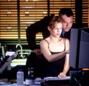 Penelope Ann Miller e Tom Sizemore in Relic - L'evoluzione del terrore (1997)