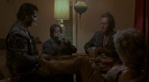 Bill Paxton, Lance Henriksen, Jenette Goldstein e Joshua John Miller in Il buio si avvicina (1987)