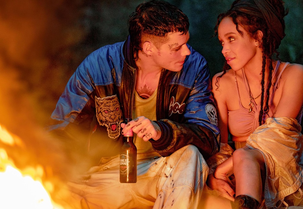 Bill Skarsgård e FKA twigs in The Crow - Il corvo (2024)