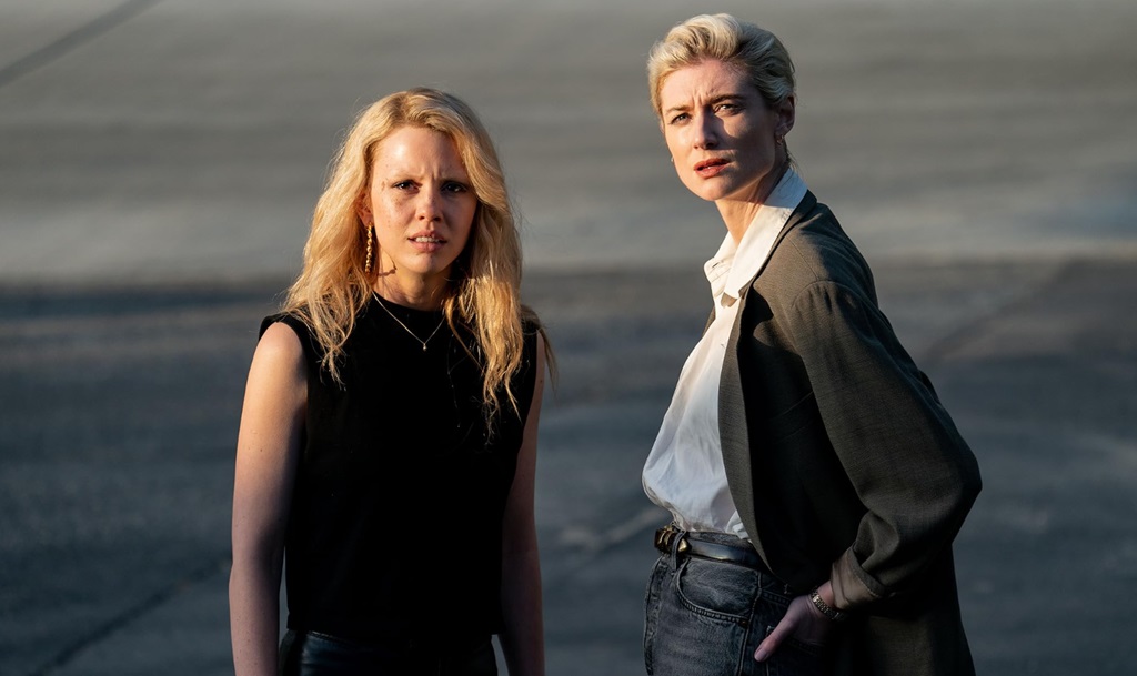 Elizabeth Debicki e Mia Goth in MaXXXine (2024) Elizabeth Debicki e Mia Goth in MaXXXine (2024)