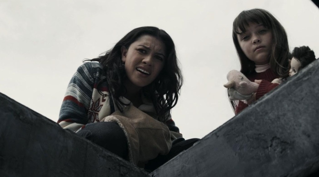 Zara Nausbaum e Luciane Buchanan in The Tank (2023) Zara Nausbaum e Luciane Buchanan in The Tank (2023)