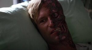 Aaron Eckhart in Il cavaliere oscuro (2008)