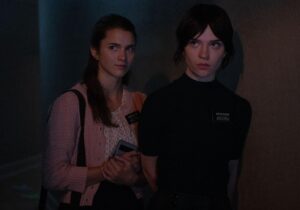 Chloe East e Sophie Thatcher in Heretic (2024)