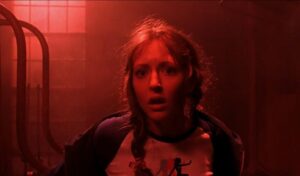 KatharineIl terzo Jason compare nell’epilogo. La scena finale ha dovuto essere girata nuovamente dopo una risposta negativa da parte del pubblico di prova, purtroppo però Ken Kirzinger non era disponibile in quel momento spingendo la produzione ad ingaggiare Douglas Tait – che inizialmente era stato considerato tra i candidati per il ruolo – per qualche giorno di riprese in gran parte trascorsi sott'acqua. Una sequenza che ha richiesto molta preparazione. La crew si è resa conto che nel momento in cui Tait si bagnava risultava più magro di Kirzinger, ragion per cui si è reso necessario dargli volume con assorbenti e vestiti extra in modo che sembrasse grosso abbastanza. Un peso extra che ha aumentato il livello di difficoltà, specie considerando che Ronny Yu voleva che Tait camminasse come se fosse sul terreno, dare l’impressione che potesse camminare nell'acqua senza salire in superficie; per ottenere questo effetto, Tait era aggrappato con la mano sinistra ad una corda strategicamente legata sott'acqua, in modo da tenersi a terra e potersi tirare avanti per camminare. Douglas Tait sarà anche lo stunt double di The Shape in Halloween Kills del 2021 diventando di fatto l’unico ad aver vestito la maschera di Jason Voorhees e Michael Myers. Il tratteggio dei personaggi (specie giovanili) è volutamente stereotipato, si colloca infatti nel discorso del voler rispettare le regole non scritte delle rispettive saghe. Il ruolo di Lori viene proposto a Christina Ricci che rifiuta per prendere parte a Monster, successivamente vengono considerate anche Brittany Murphy e Yan-Kay Crystal Lowe, per poi scegliere Monica Keena che da ragazzina aveva così paura di Freddy da portare gli insegnanti a credere che subisse abusi a casa e che in seguito ammetterà di non essere particolarmente convinta dallo script ma di aver accettato l’offerta principalmente per soldi e per aumentare la propria notorietà. Un po’ l’opposto di Kelly Rowland che interpreta Kia (dopo aver sondato anche Bianca Lawson) e che si è sempre detta fiera di avervi preso parte - e questo ce la rende simpatica a prescindere dai gusti musicali diversi dai nostri – alla faccia di molti giornalisti che hanno provato a metterla in imbarazzo per la partecipazione a questo film. Robert Englund era un fan di Ginger Snaps (Licatropia Evolution, horror licantropesco canadese del 2000) ed era entusiasta del casting di Katharine Isabelle che inizialmente avrebbe dovuto interpretare un personaggio (di nome Jenny) poi tagliato dal film per poi essere dirottata sul ruolo di Gibb (che ha incorporato alcune delle caratteristiche e delle battute di Jenny) per il quale era stata inizialmente ingaggiata Lauren Lee Smith ed era stata valutata Amber Benson; in alcune scene Gibb indossa un cappellino rosso in riferimento al personaggio interpretato da PJ Soles in Carrie del 1976 in un cerchio chiuso dalla stessa Isabelle che aveva preso parte al Carrie del 2002. L’attrice in seguito si lamenterà degli scontri e dei successivi attriti con Ronny Yu che insisteva per una scena di nudo nonostante nel suo contratto fosse presente un’apposita clausola no nudity, dopo varie discussioni si scelse di utilizzare una controfigura (Tammy Morris) per le sequenze senza veli. Brad Renfro era stato scelto per interpretare Will ma è stato necessario sostituirlo ad una settimana dalle riprese quando si è presentato sul set evidentemente sotto stress a causa di quei demoni personali che ne segneranno prematuramente la vita, dopo aver preso in considerazione Ian Somerhalder (che Yu riteneva fosse eccessivamente carino) e Kerr Smith si andò su Jason Ritter che inizialmente non aveva superato il provino per la stessa parte, figlio di quel John Ritter che aveva partecipato a Bride of Chucky e che passerà a miglior vita proprio nel 2003. Brendan Fletcher era stato ingaggiato per un altro ruolo per poi essere spostato su quello di Mark che era stato scritto inizialmente per un attore latino che abbandona il progetto prima dell’inizio della produzione; Fletcher aveva già lavorato con la Isabelle in Piccoli Brividi del 1995 e tornerà a farlo nel 2004 in occasione dei due seguiti di Ginger Snaps girati back to back (Ginger Snaps 2: Unleashed e Ginger Snaps Back: The Beginning da noi distribuiti – al contrario – rispettivamente come Lincantropia Evolution e Licantropia) oltre che in Ogre, produzione SyFy del 2008, e in Rampage nel 2009. Nel cast Brent Chapman e Kyle Labine che erano apparsi in Halloween Resurrection del 2002, cosa che li rende gli unici attori ad essere apparsi in film di Jason, Freddy e Michael, tra l’altro Chapman può vantare di essere stato decapitato in entrambi i casi e sempre off-screen. Tra le comparse anche una giovane Evangeline Lilly, presente tra la folla a scuola. Lisa Wilcox avrebbe potuto riprendere il ruolo di Alice Johnson presente in Nightmare 4 e 5 ma la trattativa è naufragata, stesso destino di Betsy Palmer che viene contattata per riprendere quello di Pamela Voorhees, con l’attrice che rifiuta (per l’ennesima volta) di tornare in quanto riteneva che la parte fosse troppo breve. Cameo di Robert Shaye (il preside della scuola) accreditato come L.E. Moko, terza volta in un film di Freddy dopo le apparizioni in Nightmare 4 e 6, sua anche l’idea dell’occhiolino finale. Isabelle in Freddy vs. Jason (2003)