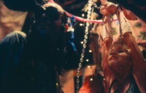 Todd Bates e Sommer Rogers in All American Massacre (2000)