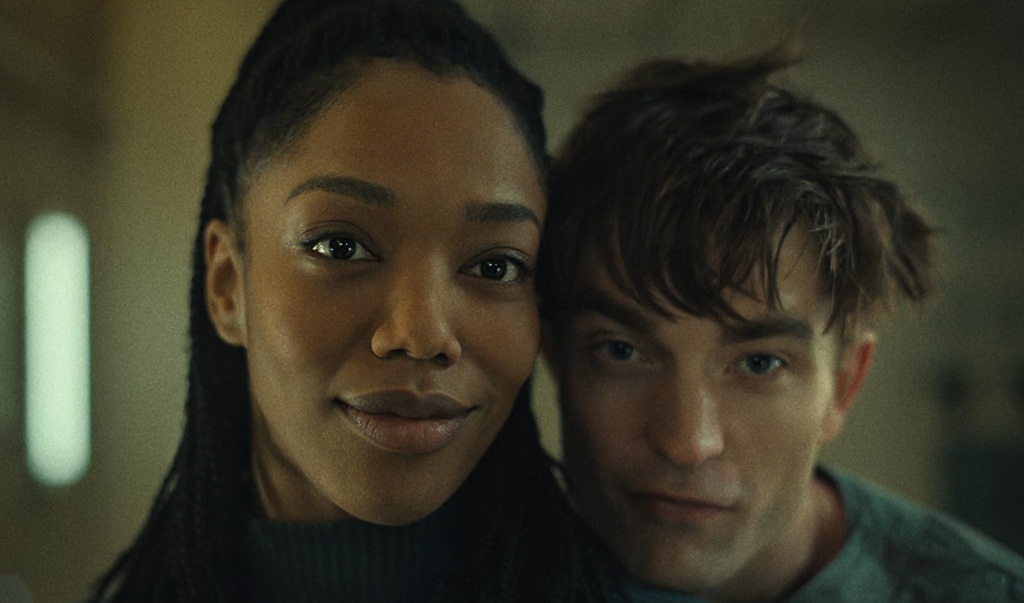 Robert Pattinson e Naomi Ackie in Mickey 17 (2025) Robert Pattinson e Naomi Ackie in Mickey 17 (2025)