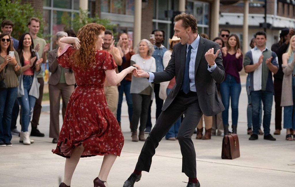 Tom Hiddleston e Annalise Basso in The Life of Chuck (2024)
