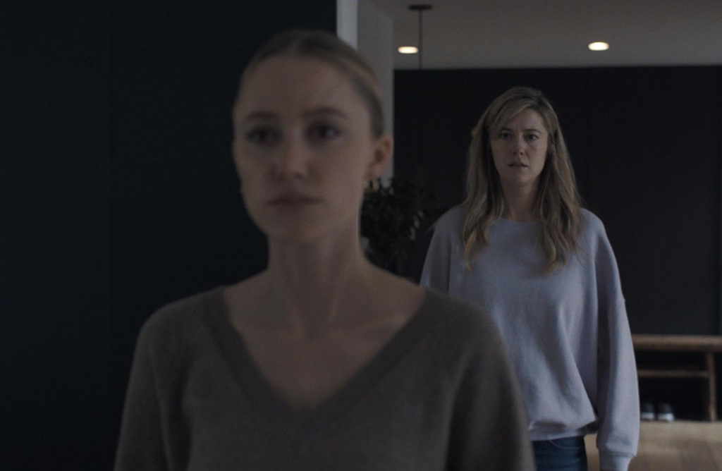 Mary Elizabeth Winstead e Maika Monroe in La mano sulla culla (2025)