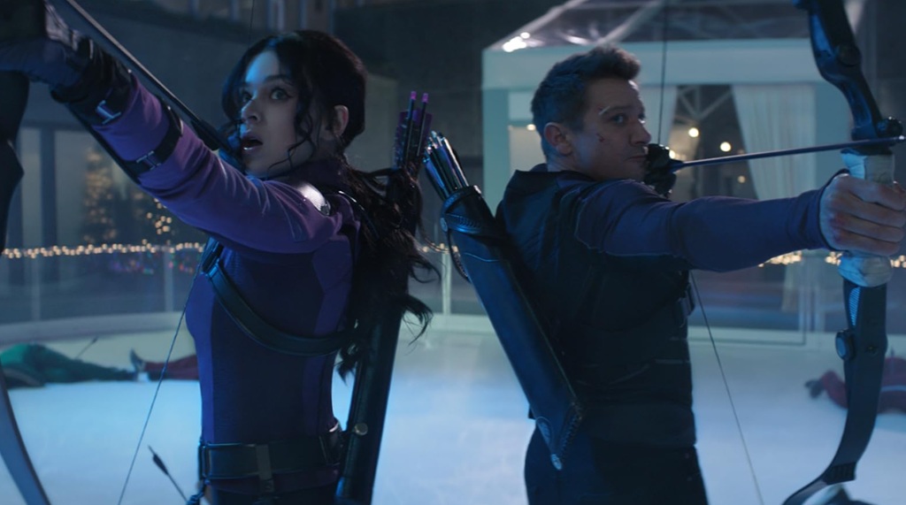 Jeremy Renner e Hailee Steinfeld in Hawkeye (2021)