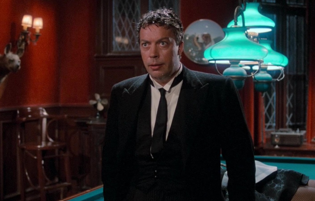 Tim Curry in Signori il delitto è servito (1985)