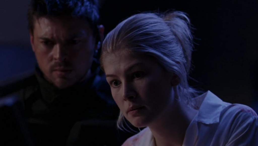 Rosamund Pike e Karl Urban in Doom (2005)