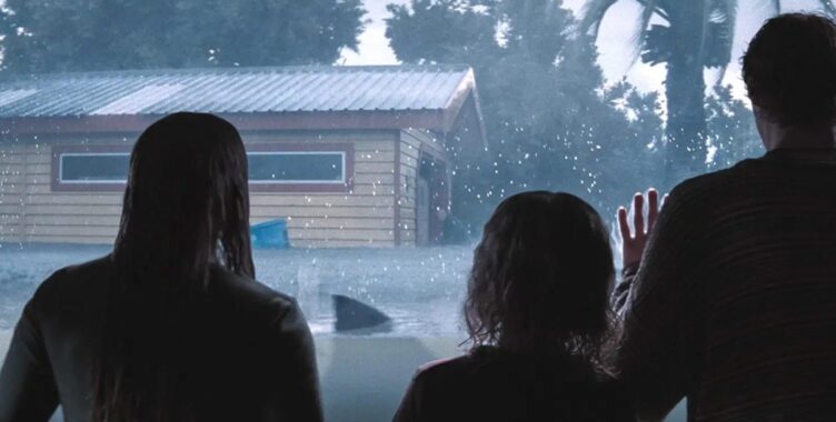 Thrash – Furia dall’Oceano recensione: squali e uragano nel disaster movie Netflix di Tommy Wirkola