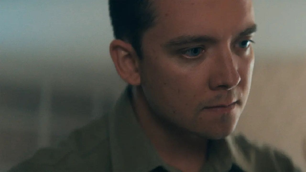 Asa Butterfield in una scena di Unchosen
