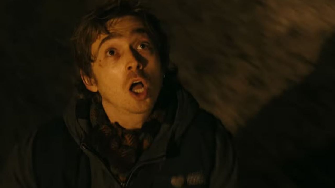 Austin Abrams in una scena di Resident Evil