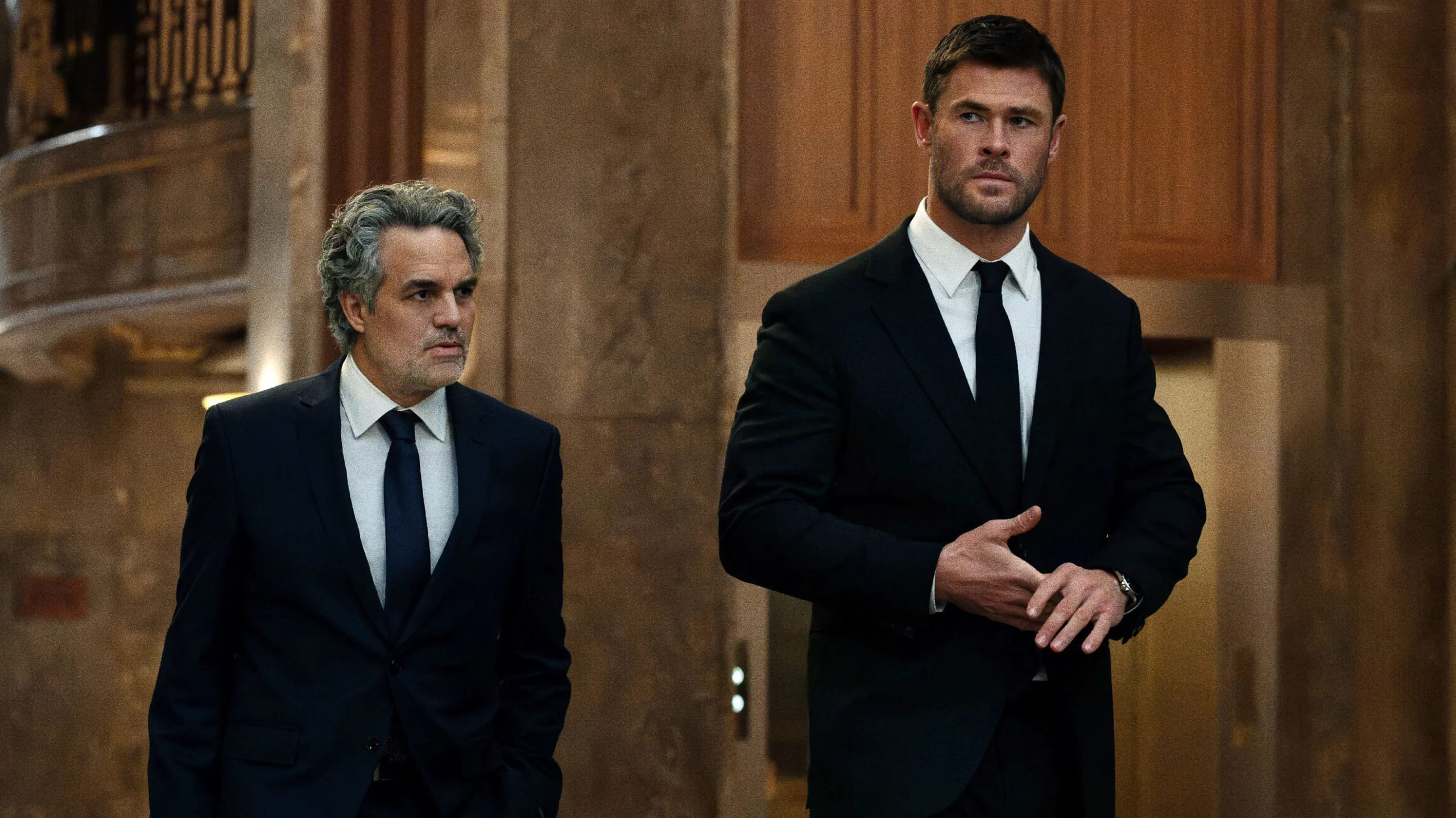 Mark Ruffalo e Chris Hemsworth in Crime 101