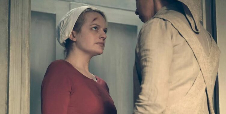 The Handmaid’s Tale, perché (ri)vederla: la distopia che continua a parlare del presente
