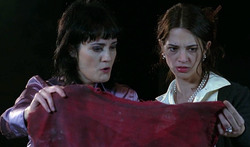 Asia Argento e Coralina Cataldi-Tassoni in La terza madre (2007)