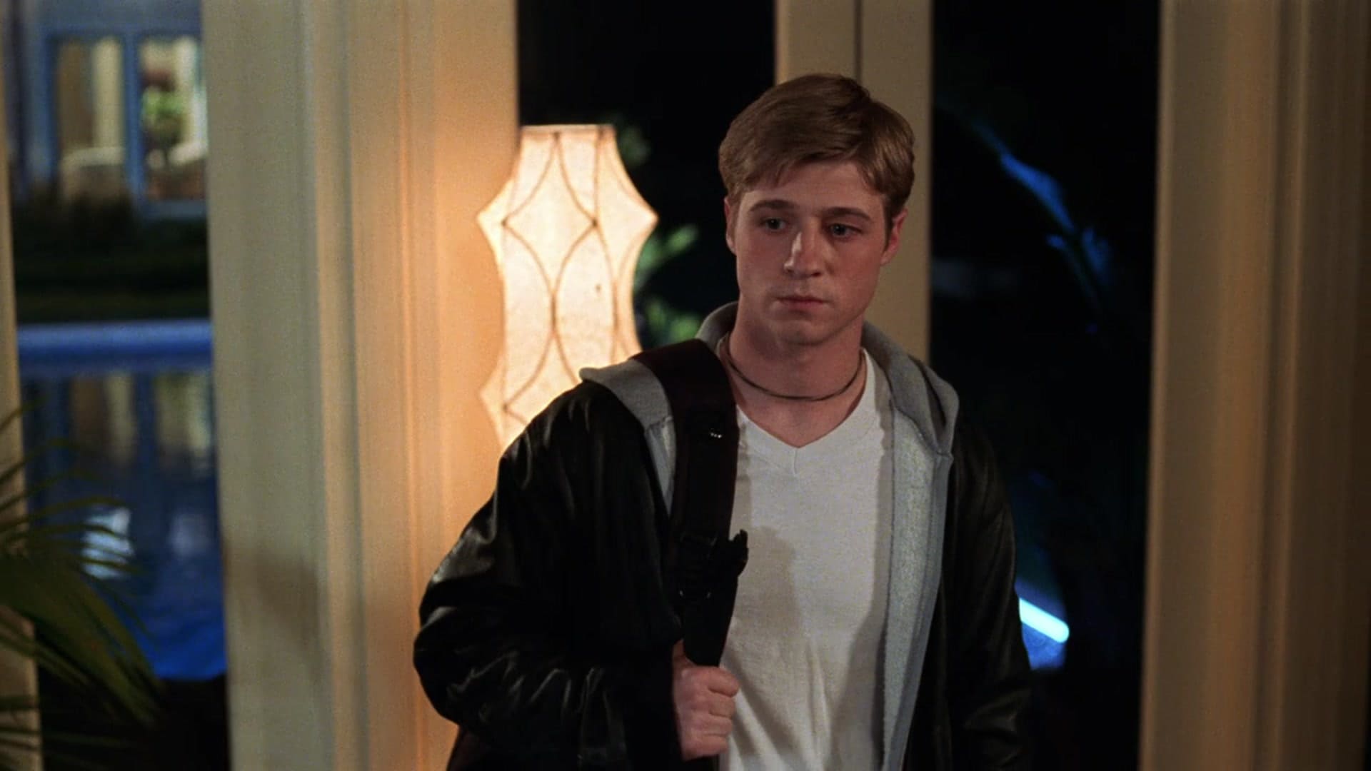 Benjamin McKenzie in una scena di The OC