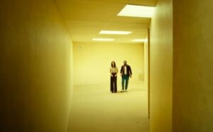 Chiwetel Ejiofor e Renate Reinsve in Backrooms (2026)